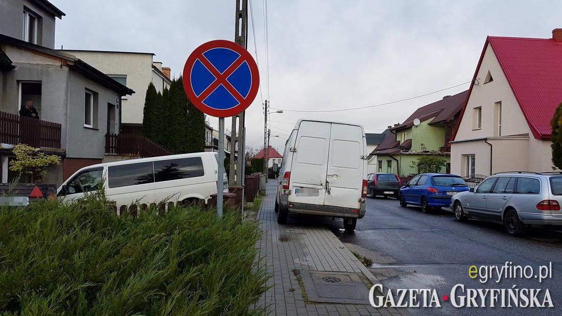 Blokuje przejście i niszczy nowy chodnik