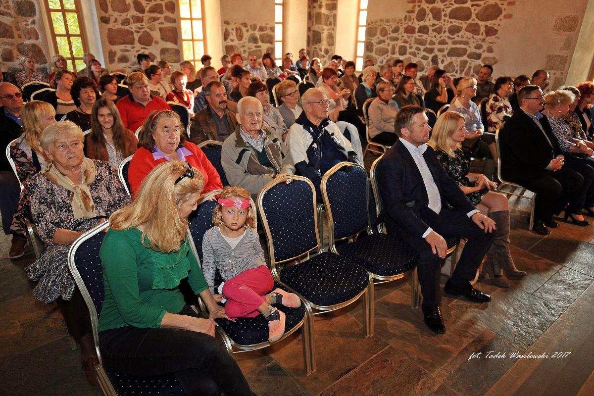 Słuchali, jak o sekretach zwierząt i drzew czytała Krystyna Czubówna