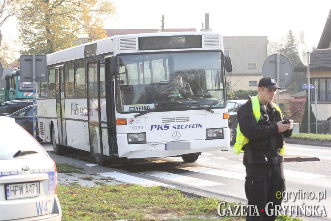 Autobus wjechał w osobówkę. Jedna osoba w szpitalu