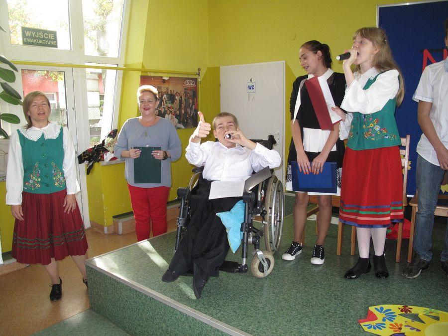 Recytowali i śpiewali dla nauczycieli