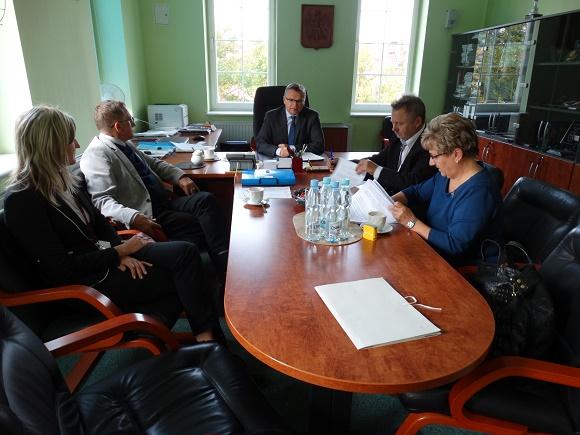 Podpisali umowę, będą budować ścieżkę rowerową