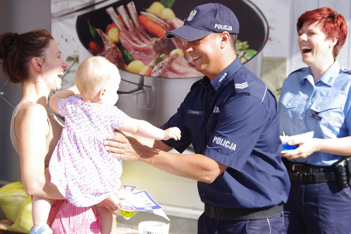 Nasi policjanci blisko ludzi [GALERIA]