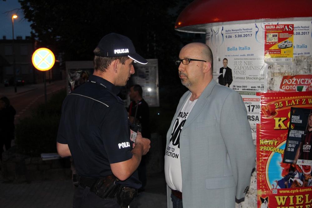 Radny Brzeziński wysmarował przechodnia pizzą. Sprawa została zgłoszona już na policję