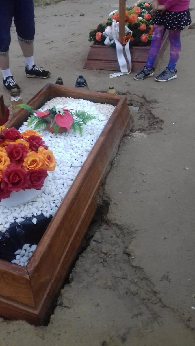 Przez szalone opady zapadają się groby na nowym cmentarzu