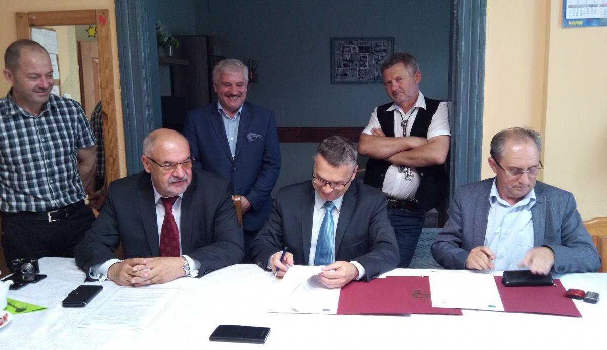 Podpisali umowę na budowę kolejnego odcinka drogi do Gogolic