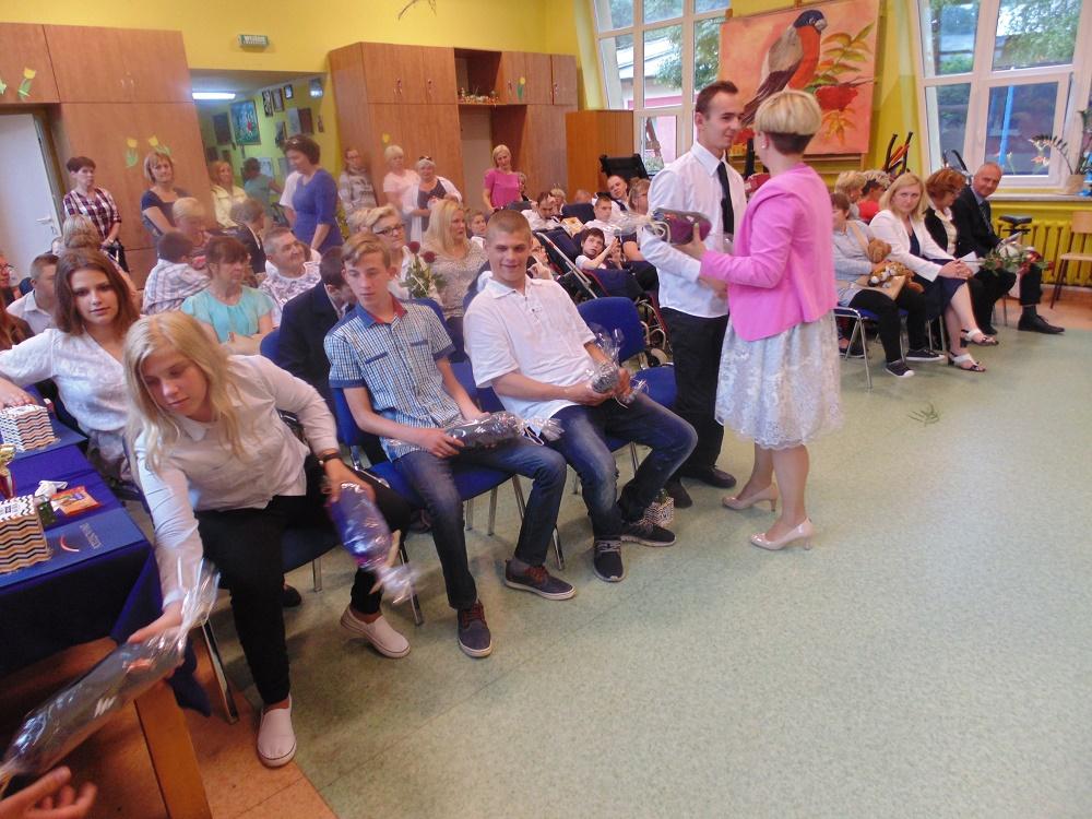 Na rozpoczęcie wakacji lody z polewą truskawkową