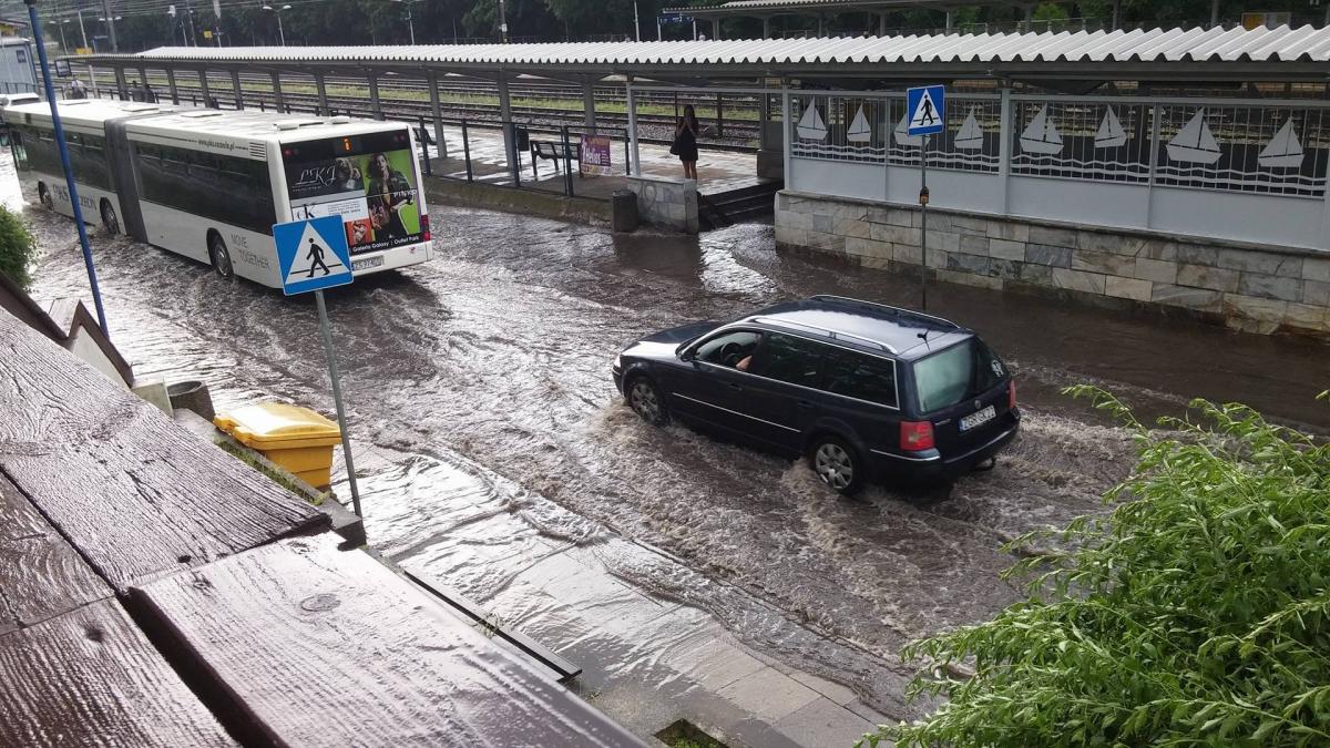 W przejściu podziemnym woda po kostki
