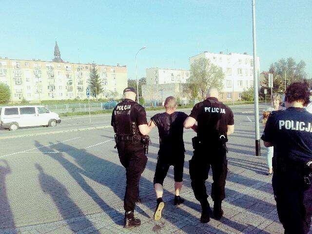 Skoczył z mostu. Wyciągnęła go policja