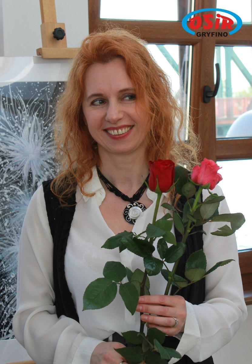 Monika wychodzi z trawy