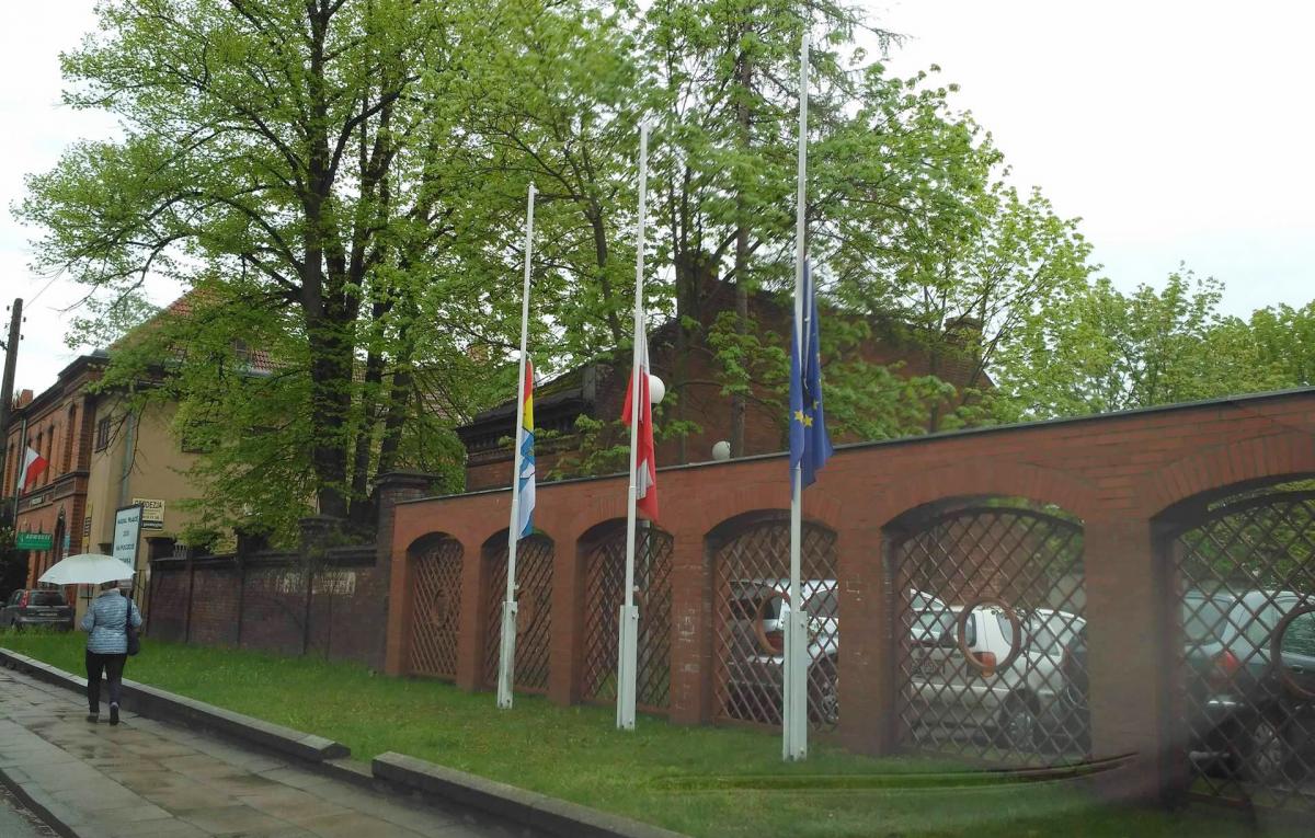 Flagi do połowy. Żałoba w starostwie