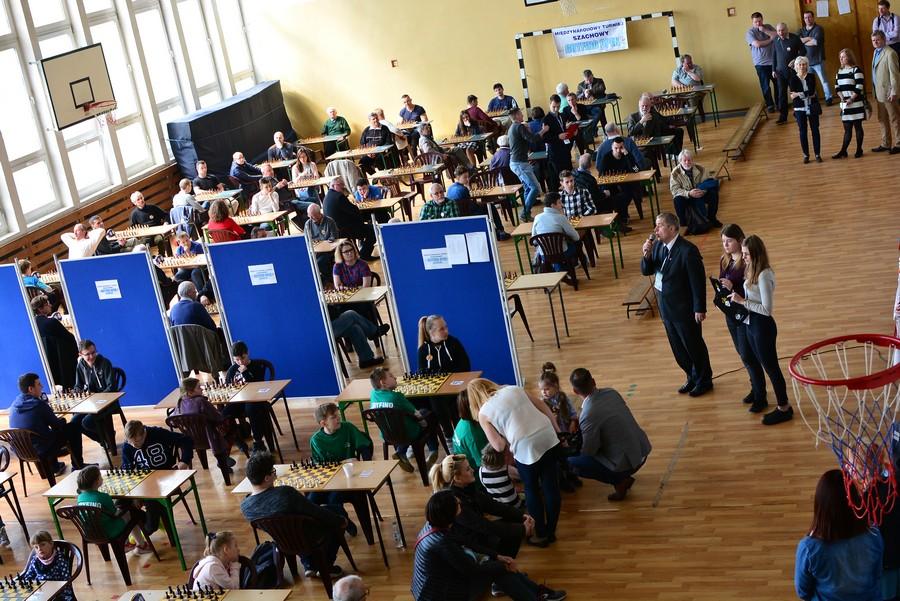 Turniej szachowy z niespodzianką rozpoczęty [GALERIA]