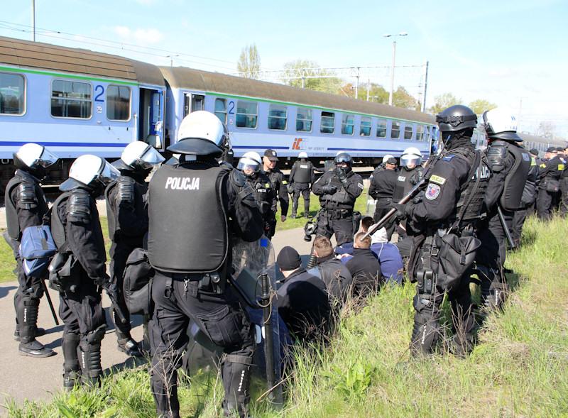 Policja interweniowała wobec kibiców [GALERIA]