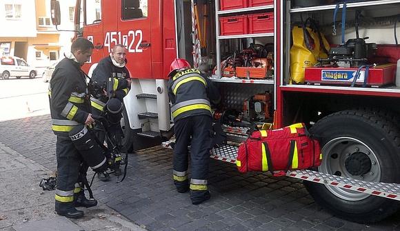 Dwa razy pomagali policji w otwarciu drzwi do mieszkania