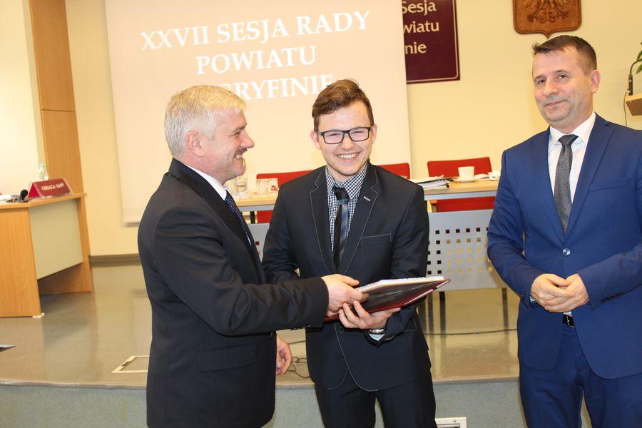 Na sesji nagrodzili uczniów [FOTO]