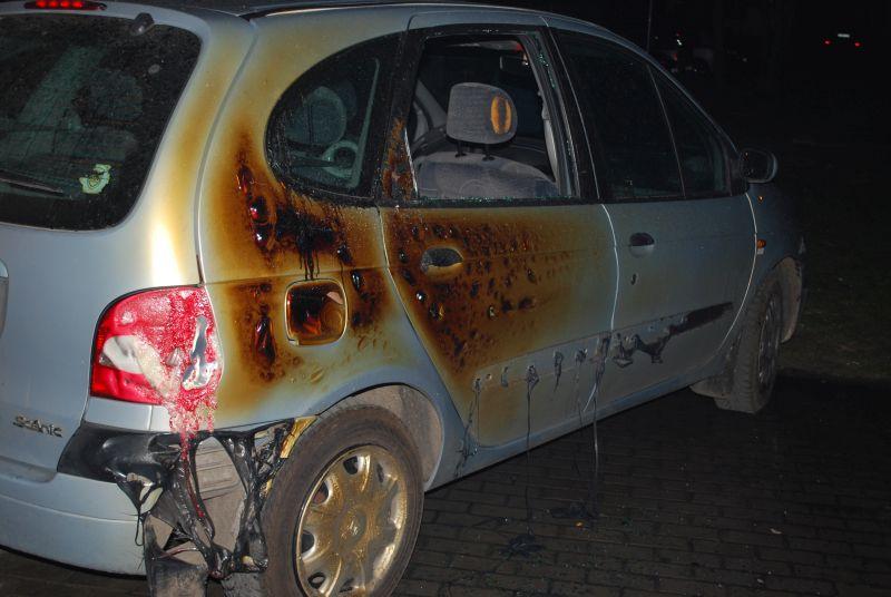 Pożar rozprzestrzenił się na budynek i auto!