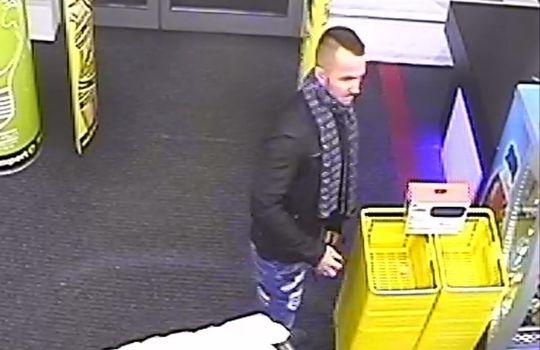 Ukradł głośniki, szuka go policja