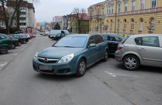 Zaparkował na drugim aucie