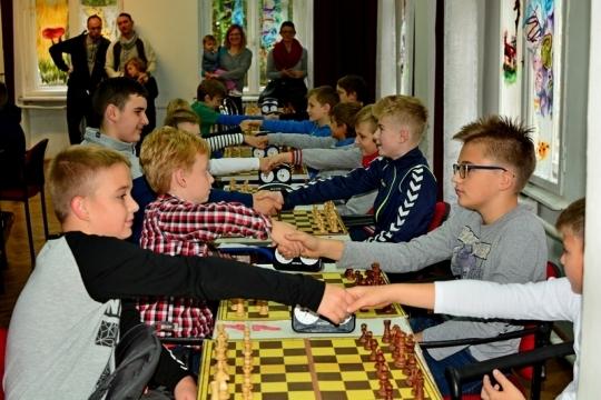 Strzelanie i rozgrywka przy szachownicy
