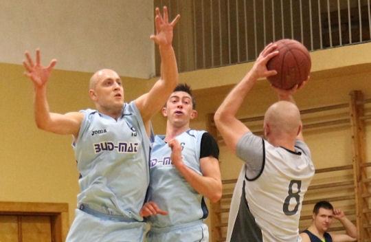 Bud-Mat prowadzi w finale