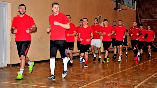 Energetyk ładuje akumulatory [FOTO]