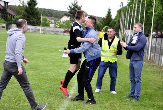 Błękit wygrywa na własnym boisku [FOTO]