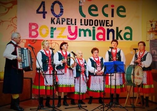 Dziarska czterdziestolatka