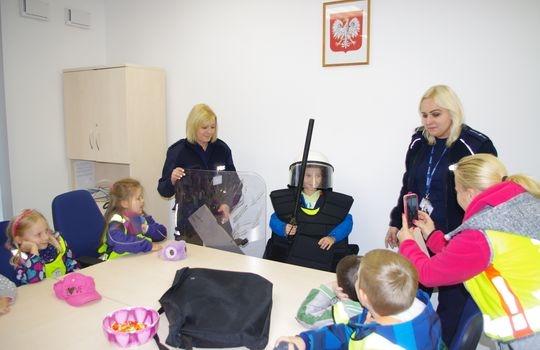 Przedszkolaki zwiedzały komendę