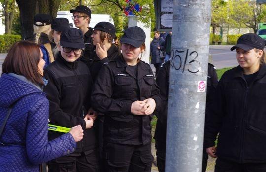 Uczyli przechodzić przez jezdnię