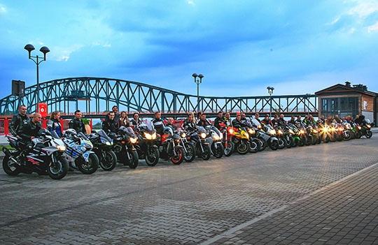 Motocykliści zrobią zdjęcie na nabrzeżu