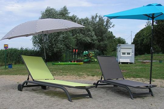 Leżaki i parasole na gryfińskiej plaży
