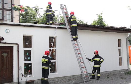 Konar spadł na dach plebanii [foto]