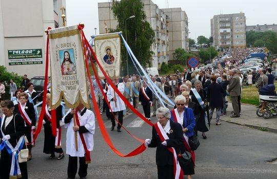 Wierni przechodzą ulicami miasta