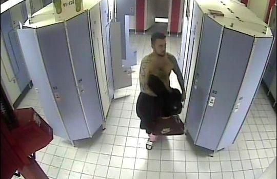 Wykąpał się i ukradł rzeczy