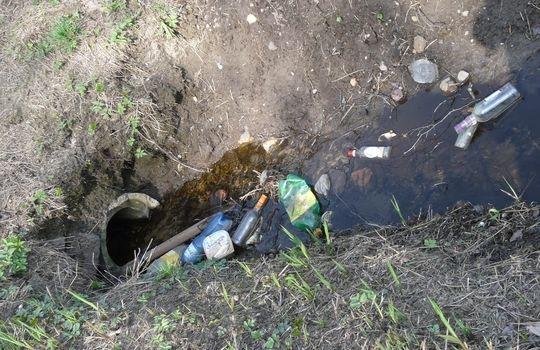 Zaśmiecili wyczyszczone rowy