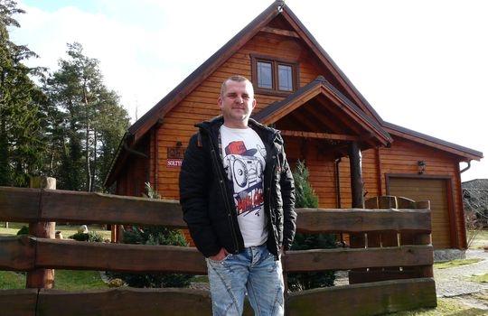 Z dziurawej drogi korzystają kierowcy i piesi