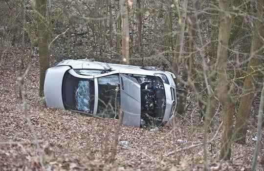 Pościg na autostradzie. Jedno auto dachowało, drugie odjechało