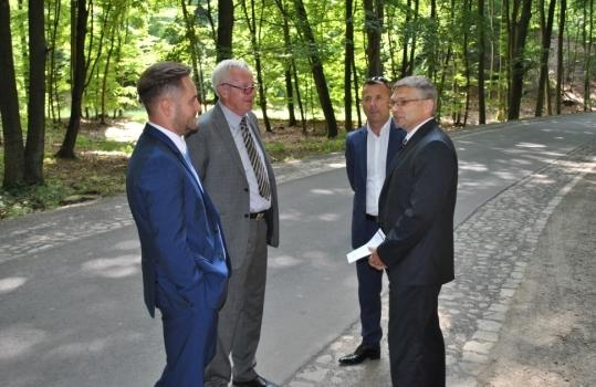Starosta na inspekcji nowego odcinka drogi