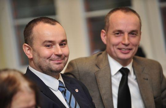 Mucha poróżni PiS?