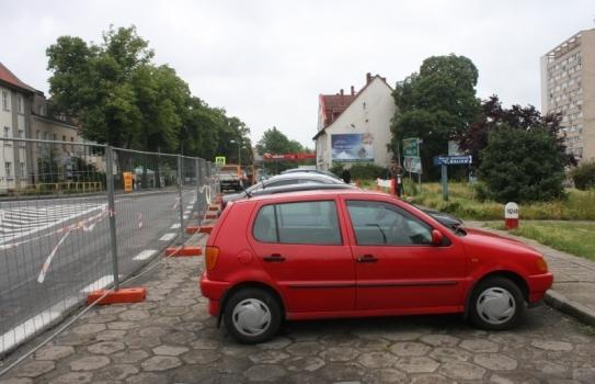 Zablokowany parking, wymieniają płytę