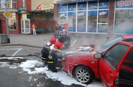 W centrum płonął samochód