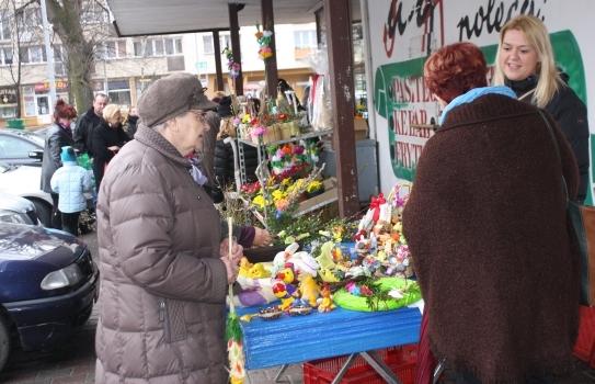 Jarmark Wielkanocny wśród samochodów