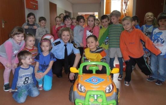 Z autem hybrydowym u przedszkolaków