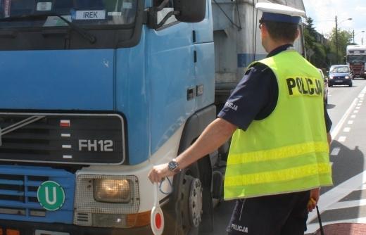 Ciężarówka zablokowała drogę