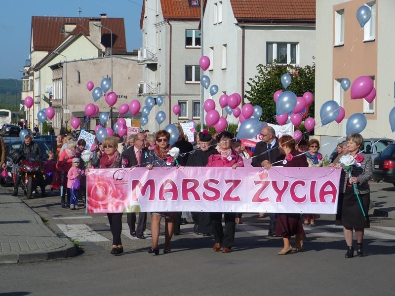 Różowe, niebieskie i białe balony poszybowały ku niebu