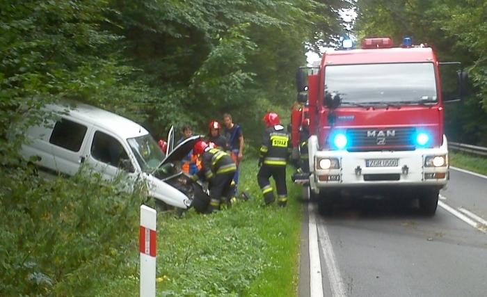 Wypadek w okolicach Pniewa. Minivan w rowie