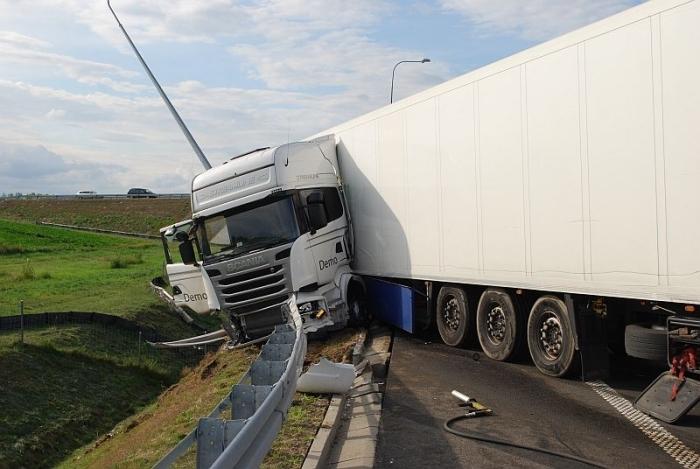 Część drogi S3 była nieprzejezdna. Tir uderzył w barierkę