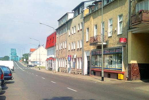 Dramat przy ul. Piastów. Mężczyzna wypadł z okna