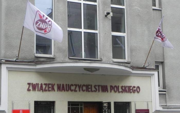 Szkoły znów we flagach