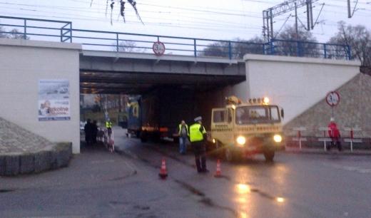 Ładunek ciężarówki utknął pod wiaduktem