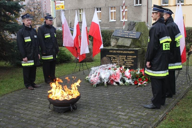 Kwiaty i znicze na Placu Sybiraków